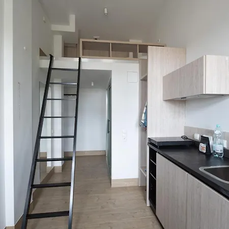 Kampus Garnizon Hostel *